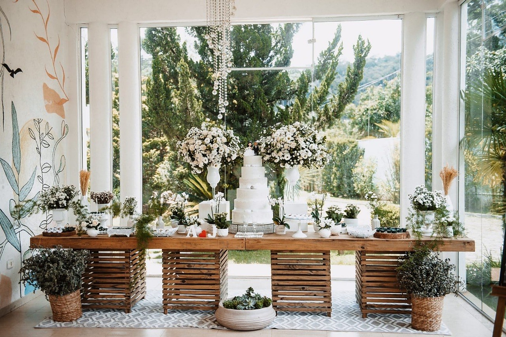 Mesa decorada próxima ao jardim, em outra versão da foto
